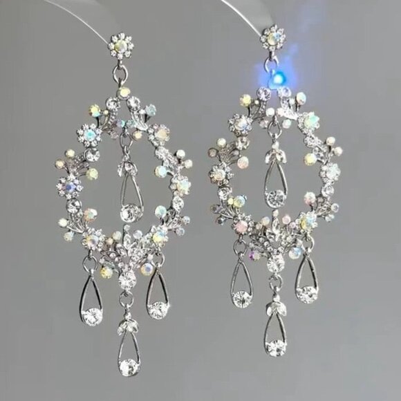 Jewelry - Hollow teardrop earrings